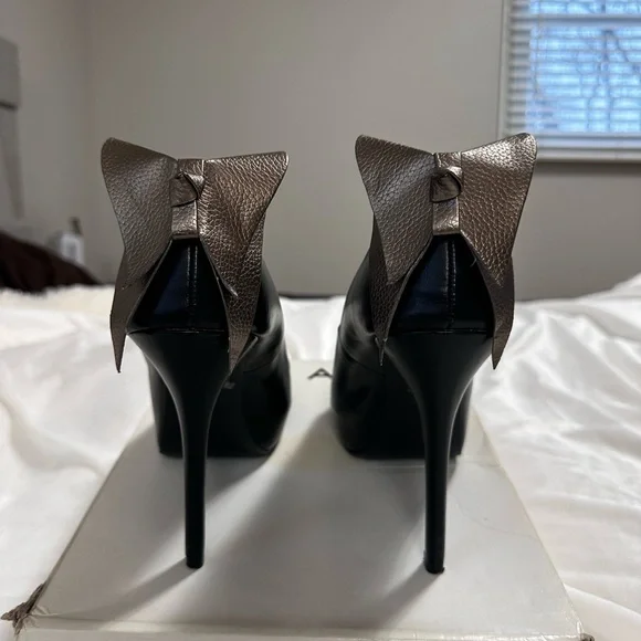 Aldo Black and Bronze Bow Heels - Picture 1 of 6